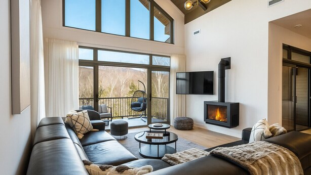 Ein geräumiges Wohnzimmer mit einer schwarzen Ledersofa, einem runden Couchtisch und einem Kamin.