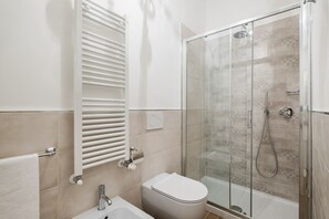 Doccia, asciugacapelli, bidet, asciugamani