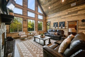 Televisión, chimenea, videojuegos y futbolito 