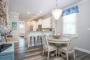 Dining - Tipsy Turtle 4 bed 3 bath with pool, kayak, canoe, paddleboards and dock (Marathon)