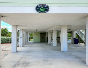 Exterior detail - Tipsy Turtle 4 bed 3 bath with pool, kayak, canoe, paddleboards and dock (Marathon)