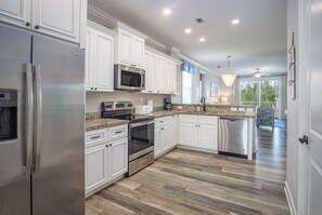 Fridge, microwave, oven, stovetop - Tipsy Turtle 4 bed 3 bath with pool, kayak, canoe, paddleboards and dock (Marathon)
