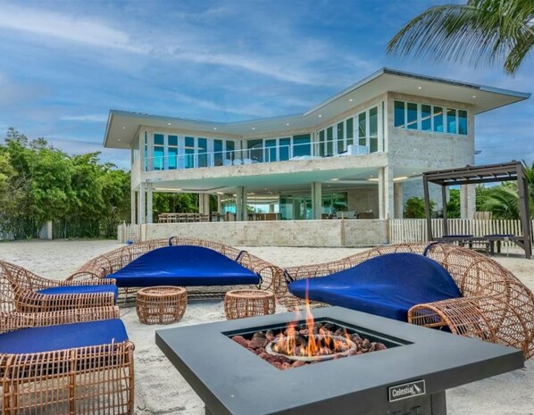 Property grounds - Casa Mare 5 bedroom 6 bath Tropical Oasis on the Ocean Pool, Sandy back yard and beach in Grassy Key (Marathon)