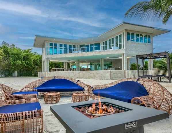 Property grounds - Casa Mare 5 bedroom 6 bath Tropical Oasis on the Ocean Pool, Sandy back yard and beach in Grassy Key (Marathon)