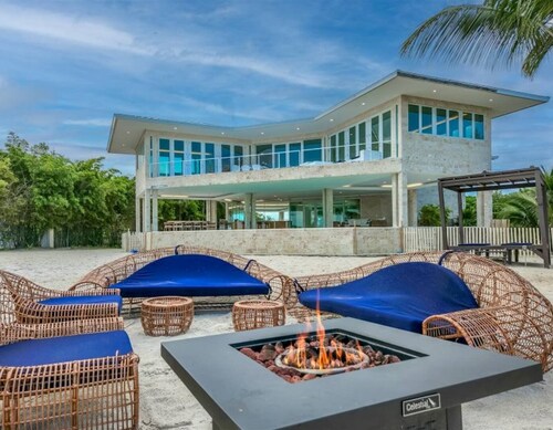 Casa Mare 5 bedroom 6 bath Tropical Oasis on the Ocean Pool, Sandy back yard and beach in Grassy Key