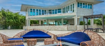Casa Mare 5 bedroom 6 bath Tropical Oasis on the Ocean Pool, Sandy back yard and beach in Grassy Key