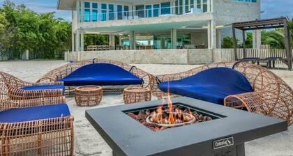 Casa Mare 5 bedroom 6 bath Tropical Oasis on the Ocean Pool, Sandy back yard and beach in Grassy Key