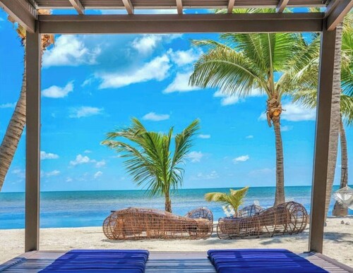 Casa Mare 5 bedroom 6 bath Tropical Oasis on the Ocean Pool, Sandy back yard and beach in Grassy Key