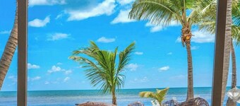 Casa Mare 5 bedroom 6 bath Tropical Oasis on the Ocean Pool, Sandy back yard and beach in Grassy Key