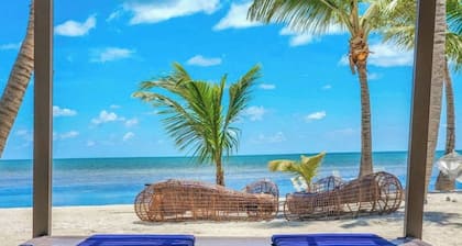 Casa Mare 5 bedroom 6 bath Tropical Oasis on the Ocean Pool, Sandy back yard and beach in Grassy Key