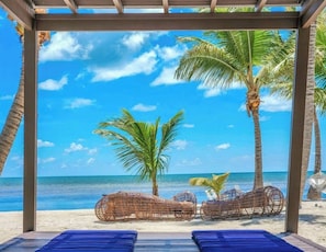Beach - Casa Mare 5 bedroom 6 bath Tropical Oasis on the Ocean Pool, Sandy back yard and beach in Grassy Key (Marathon)