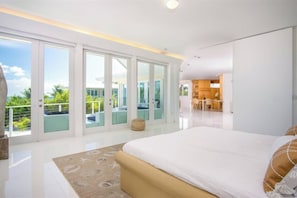 5 bedrooms, free WiFi, bed sheets - Casa Mare 5 bedroom 6 bath Tropical Oasis on the Ocean Pool, Sandy back yard and beach in Grassy Key (Marathon)