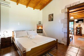 1 bedroom, iron/ironing board, WiFi, bed sheets - Petalidi Stone House with garden near the beach (Petalidi)