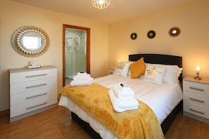 3 bedrooms, iron/ironing board, travel cot, free WiFi - The Ferns - Stunning 4-star accommodation - 7 minutes to The Dark Hedges (Armoy)