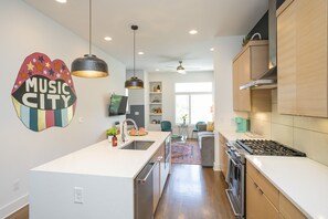 Fridge, microwave, oven, stovetop - 20 🛌 BEDS | LARGE ​🎉 CELEBRATIONS (Nashville)
