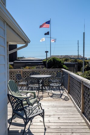 Outdoor dining - Black Dog Beach House, Soundside House in Pine Knoll Shores, NC! (Pine Knoll Shores)