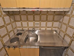 Kühlschrank, Mikrowelle, Toaster, Kochgeschirr/Geschirr/Besteck