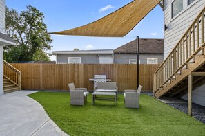 Outdoor dining - Nestled Nook Studio #3 @ East End Revitalized (Houston)