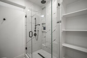 Douche, sèche-cheveux, serviettes fournies, shampoing