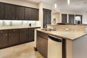 Private kitchen - Ski Condo with Private Garage and Washer Dryer - Parry Peak Loft Premium-Rated 105 (Winter Park)