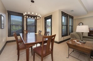 Condo, 3 habitaciones | Cocina privada | Refrigerador, horno, cafetera y tetera y tostadora