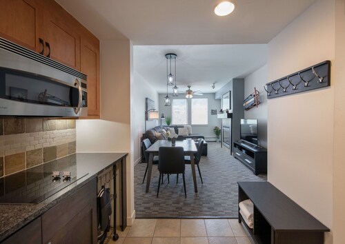 Contemporary Ski Condo with Continental Divide View- Fraser Crossing/Founders Pointe Premium-Rated 4470