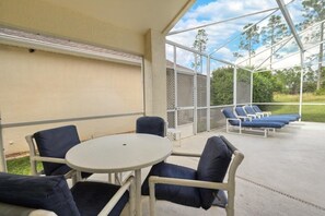 Outdoor dining - Backyard Fun At Highlands Reserve 4 Bedroom Home by Redawning (Davenport)
