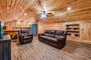 Living area - Double L Ranch 1 Bedroom Farmhouse by RedAwning (Pigeon Forge)