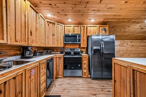 Private kitchen - Double L Ranch 1 Bedroom Farmhouse by RedAwning (Pigeon Forge)