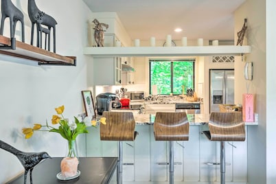 Stunning Views! Renovated Townhouse Mins to Loon, Pools + Hot tubs