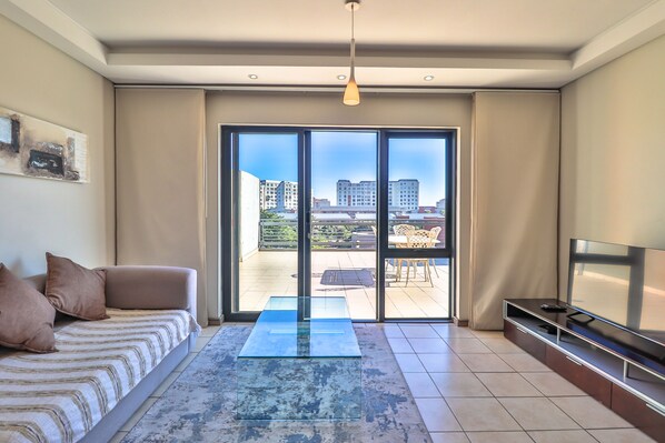 Apartamento (2 Bedrooms) | Área de estar | Smart TV 32 polegadas com canais digitais, TV