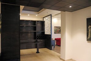 Habitació doble Premier, vistes a la vall | Sala d'estar | Televisor LCD de 42 polzades amb canals per satèl·lit i televisor 