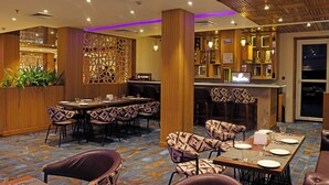 Un restaurant doté d’un décor intérieur en bois, d’un bar et d’un espace aménagé pour accueillir les clients.