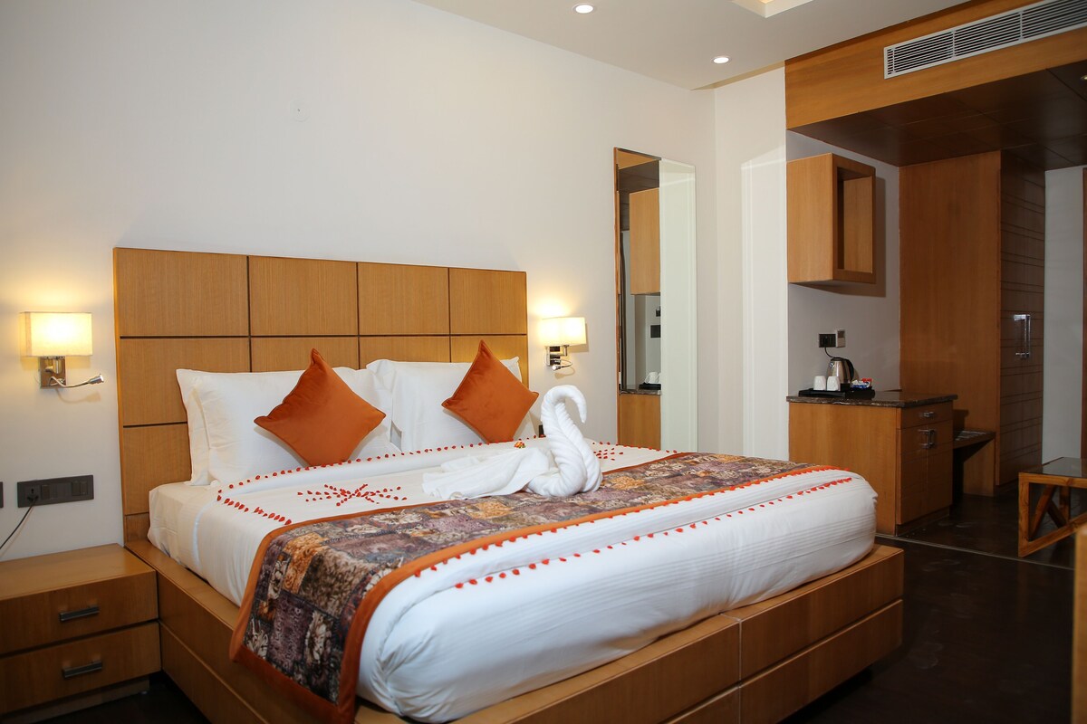 Premium bedding, minibar, in-room safe, desk