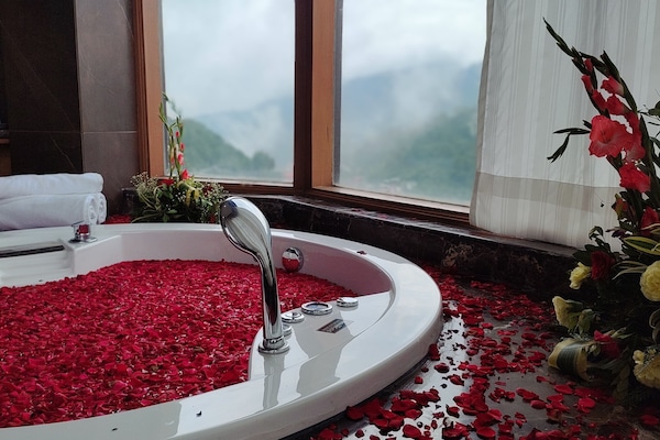 Luksus-dobbeltrom, dalutsikt | Bad | Separat badekar og dusj, regndusjhode og toalettartikler (inkludert)