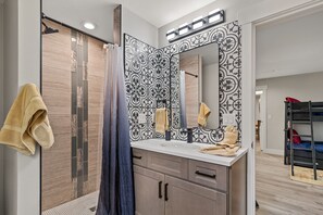 Ensemble douche/baignoire, serviettes fournies