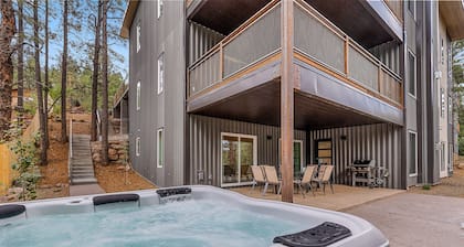 "The Ponderosa"-Gathering Tree's Deluxe Group Stay with private KING suites