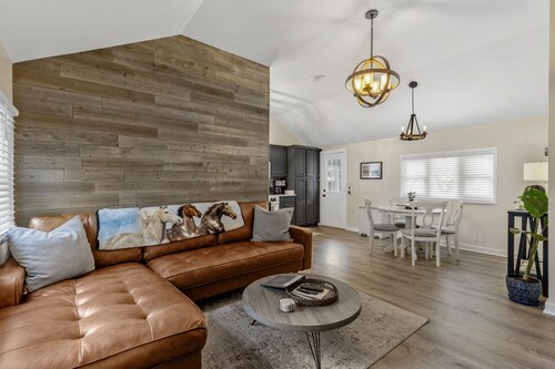 The Kings Cottage-Hot Tub! Pet Friendly! Fire pit, Outdoor Games, Close to Town