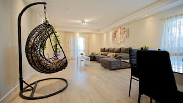 TV, mesa de pingue-pongue