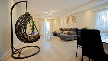 Fernseher, Tischtennisplatte