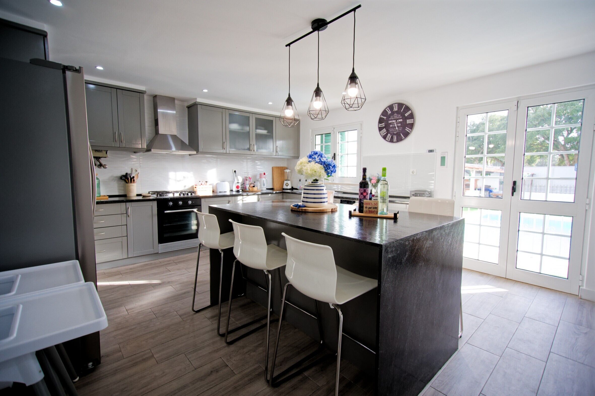 Geladeira, micro-ondas, fogão, cooktop