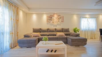 Télévision, table de tennis de table