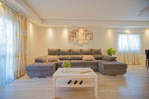 Fernseher, Tischtennisplatte