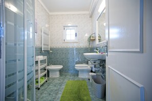 Tina, secadora de cabello, toallas 