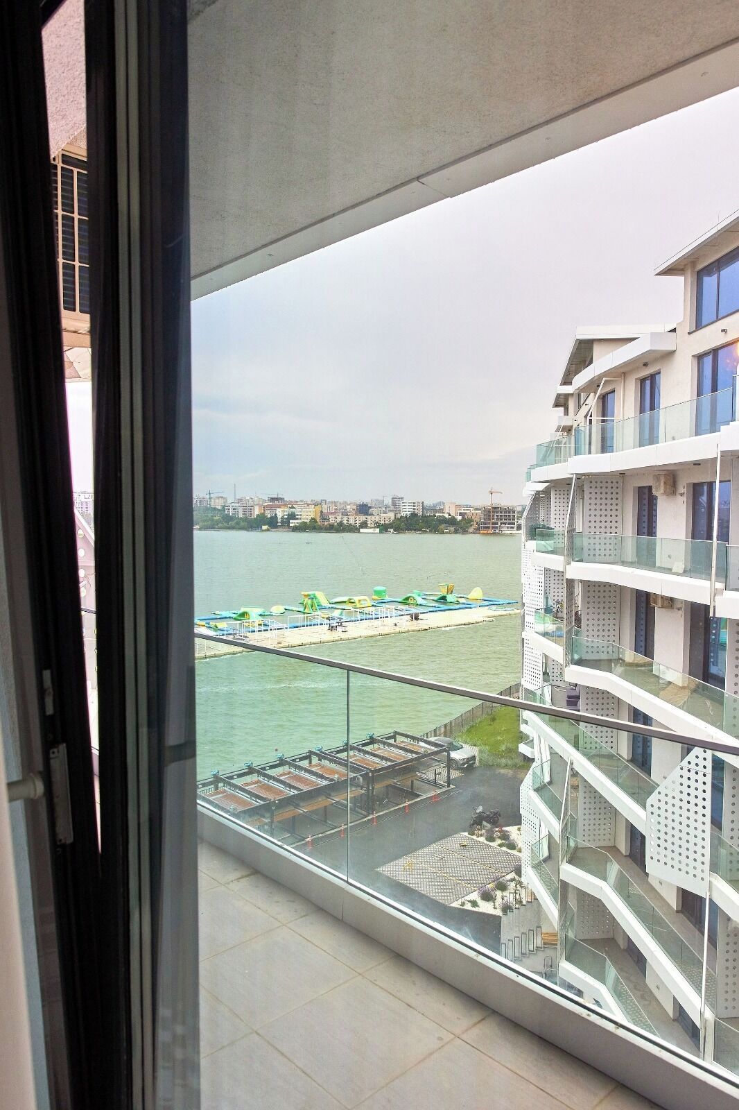 Ein Hochhaus mit Blick auf einen Strand und einen Yachthafen.
