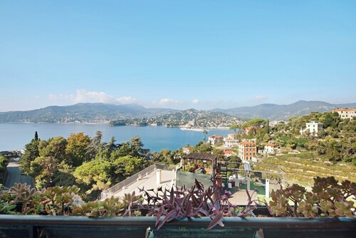 Apartment 'Terrazza Oriana' with Sea View & Wi-Fi