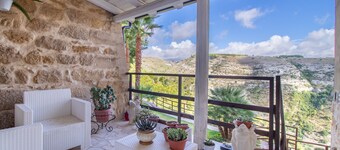 Holiday Home 'Chibao House' with Private Pool, Mountain View, Garden and Wi-Fi