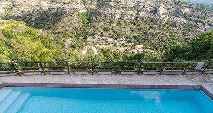 Holiday Home 'Chibao House' with Private Pool, Mountain View, Garden & Wi-Fi