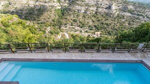Une piscine offrant une vue sur un paysage montagneux.