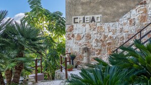 Un mur de pierre sur lequel est apposée une plaque portant l’inscription « CHBAD », et un escalier menant vers le haut.